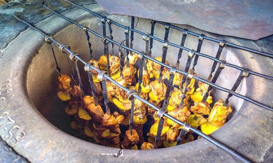 Ormiański grill Tonir jedzenie