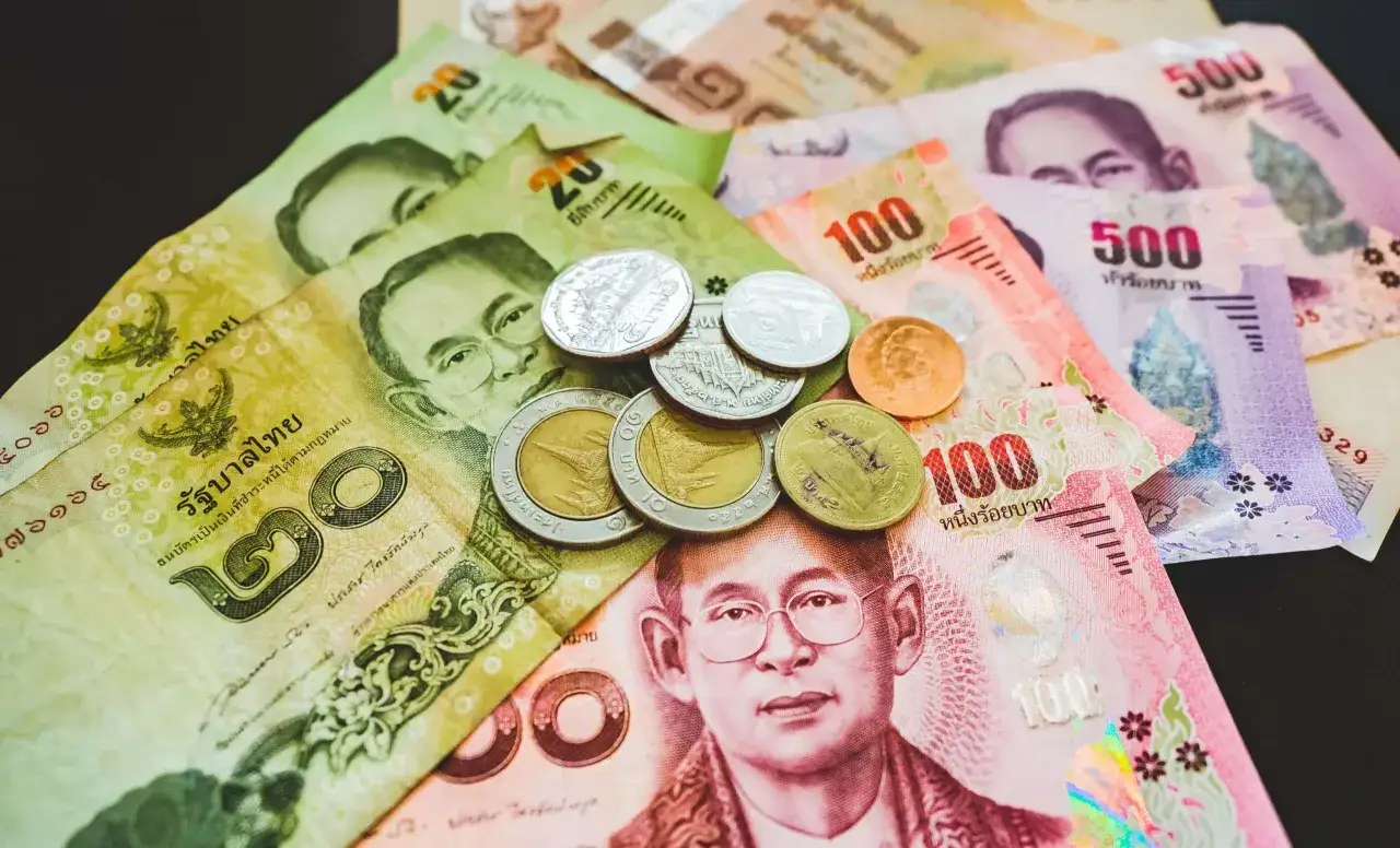 Tajlandia waluta: banknoty 20, 100, 500 baht&oacute;w i monety.