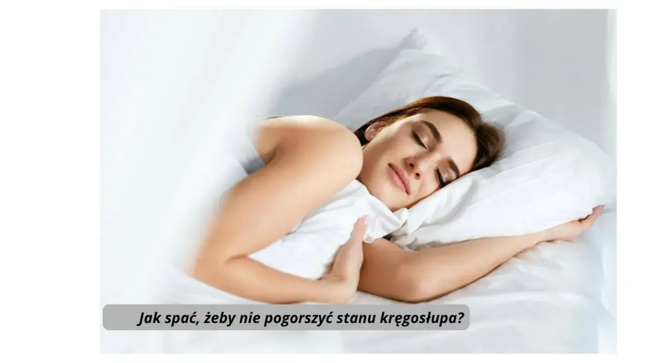 Kobieta śpi na boku, przytulając poduszkę. Dowiedz się, jak spać, by nie pogorszyć stanu kręgosłupa.