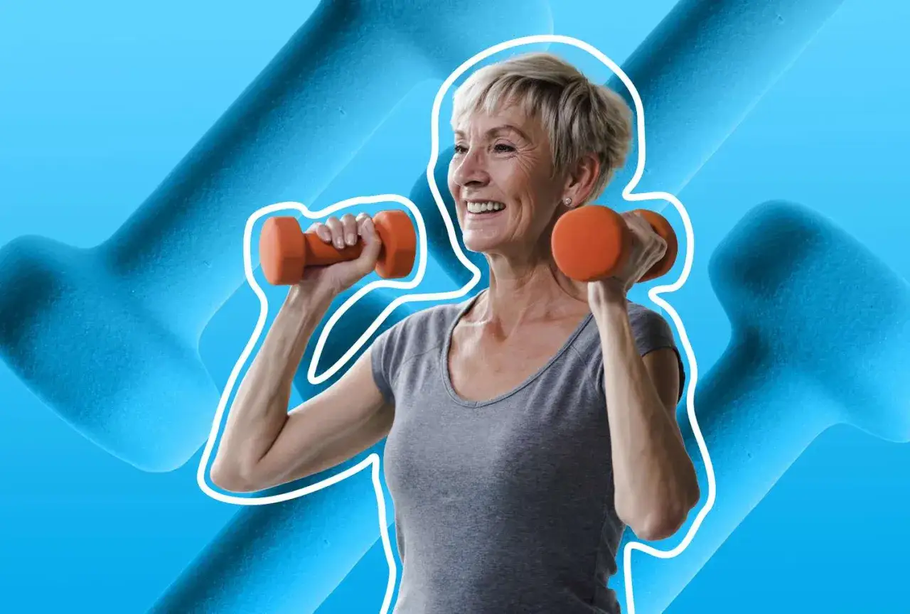 Lächelnde Frau macht Muskeltraining im Alter mit Hanteln.