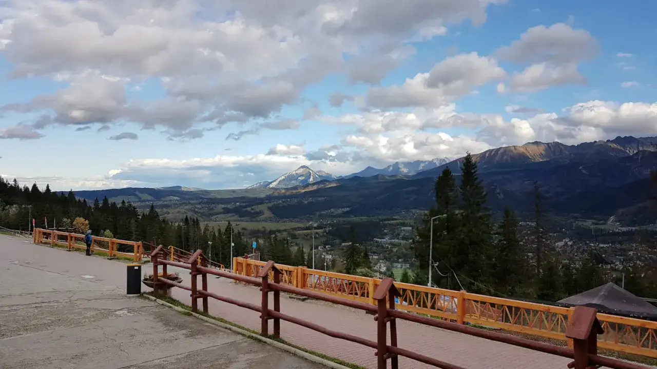 Widok na Tatry z Gubałówki. Warto sprawdzić gubałówka wyciąg krzesełkowy cennik przed wyjazdem.