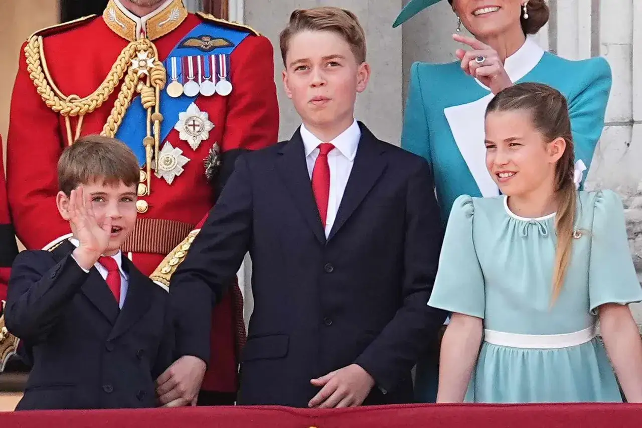 Jerzy z Cambridge w garniturze z czerwoną muszką, obok siostry Charlotte i brata Louisa.