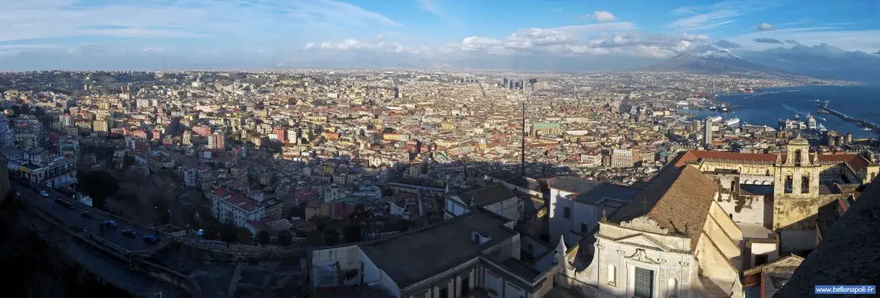 Vue panoramique de Naples, avec le Vésuve en arrière-plan. Un voyage inoubliable dans cette ville vibrante.
