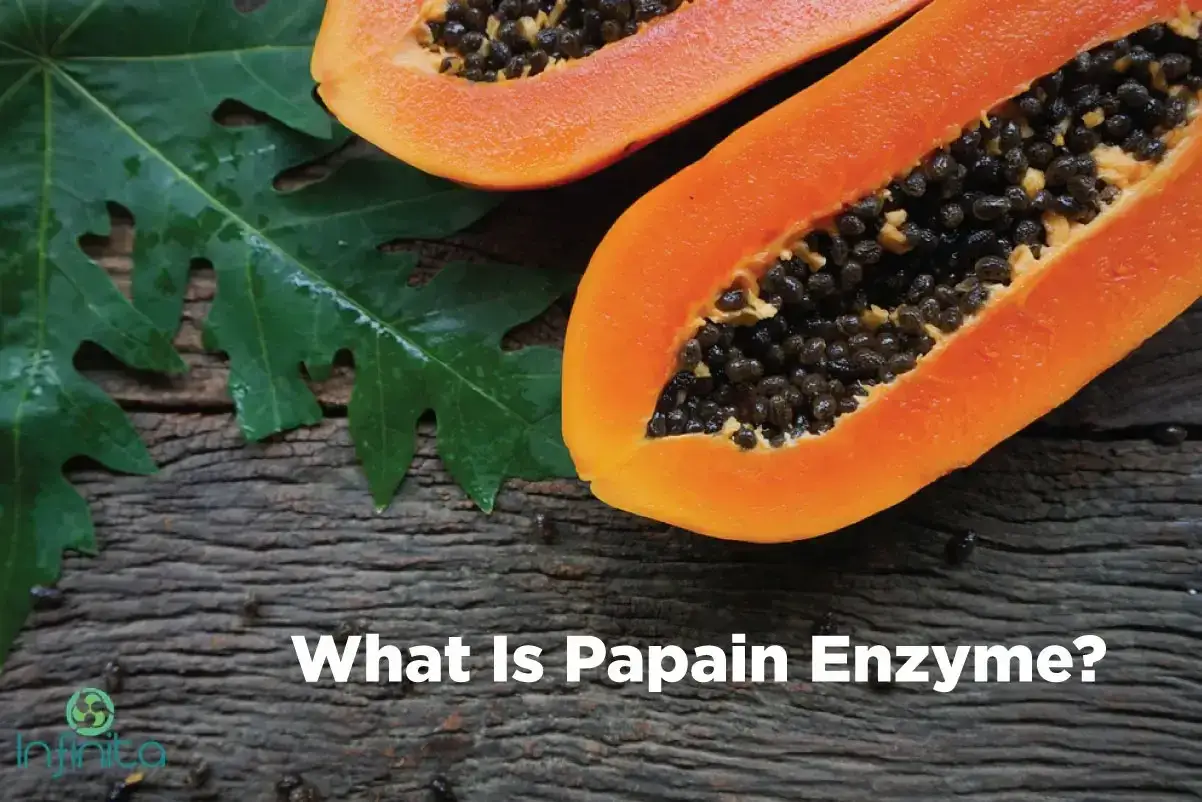 S&uuml;&szlig;e Papaya-H&auml;lften mit schwarzen Kernen und gr&uuml;nen Bl&auml;ttern auf Holz. Die Papain Wirkung ist hier visuell dargestellt.