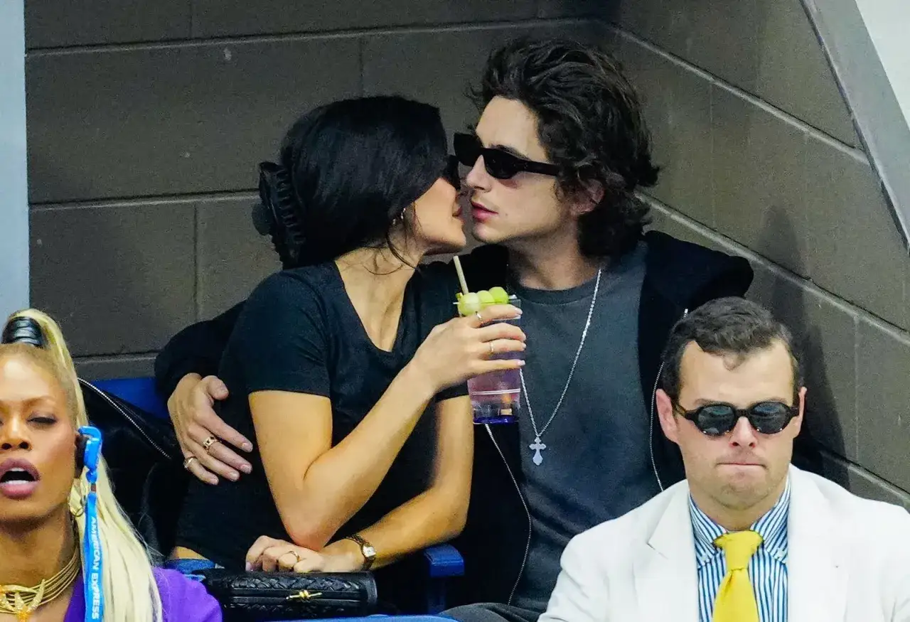Kylie Jenner i Timothée Chalamet w czułym uścisku na trybunach.