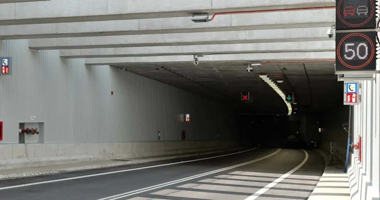 Prędkość w tunelu ograniczona do 50 km/h. Czerwony znak