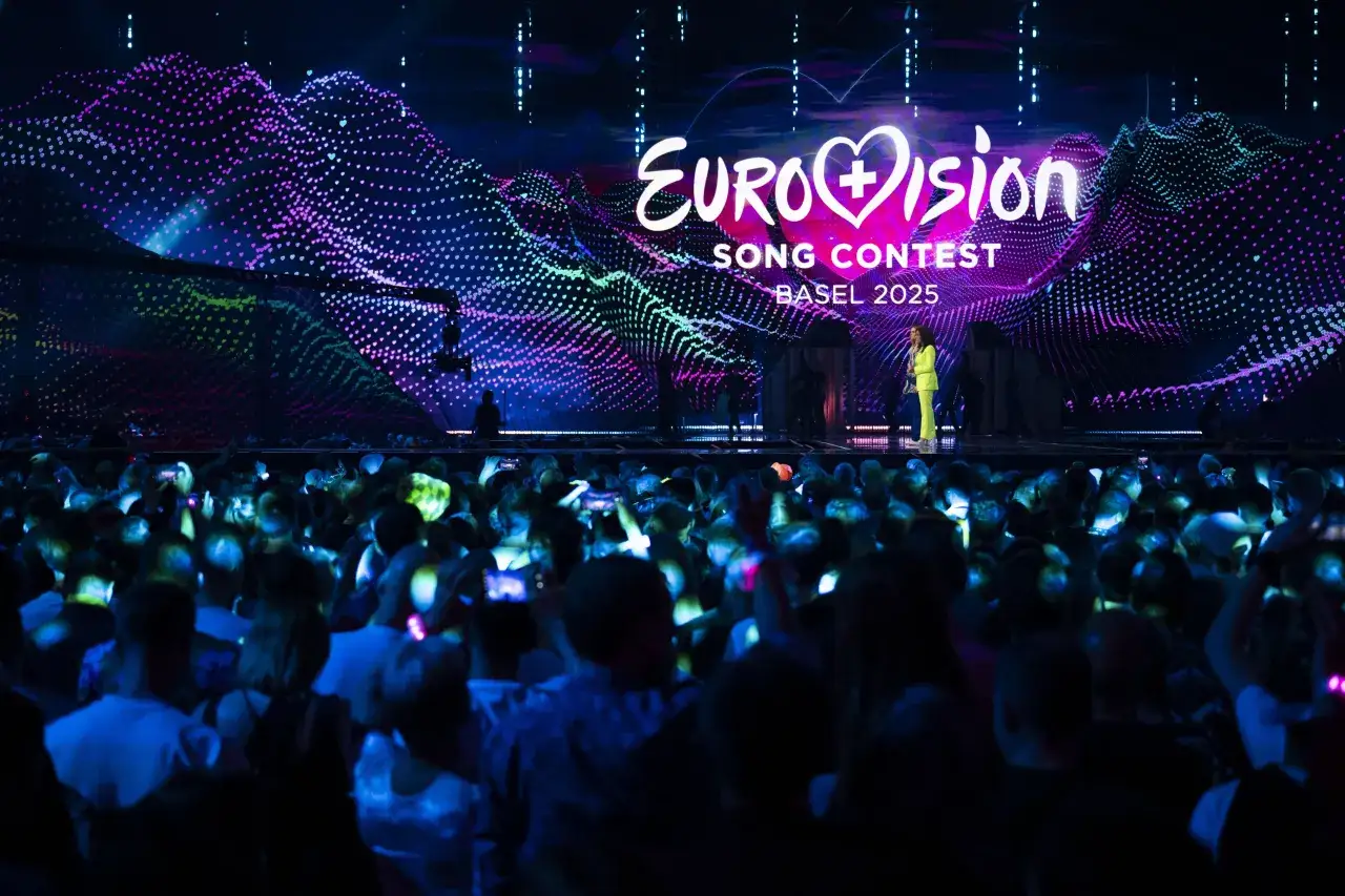 Widownia na Eurowizji 2025 w Bazylei, gdzie publiczność i jury decydują, kto decyduje o tym które piosenki trafią do finałowego odcinka.