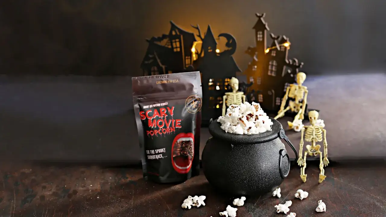Perfekt popcorn för dina halloween filmer! En svart kittel fylld med popcorn, bredvid en påse