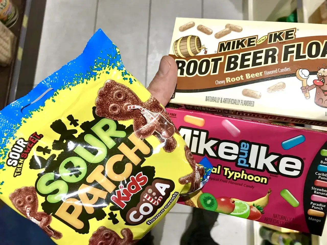 Co kupić w USA do Polski? Słodycze: Sour Patch Kids Cola i dwa smaki Mike and Ike: Root Beer Float i Tropical Typhoon.
