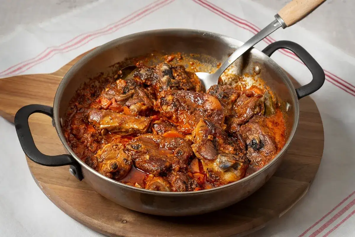 Sabrosa carne de cabra guisada en una sart&eacute;n, con trozos tiernos y una salsa rica y especiada.