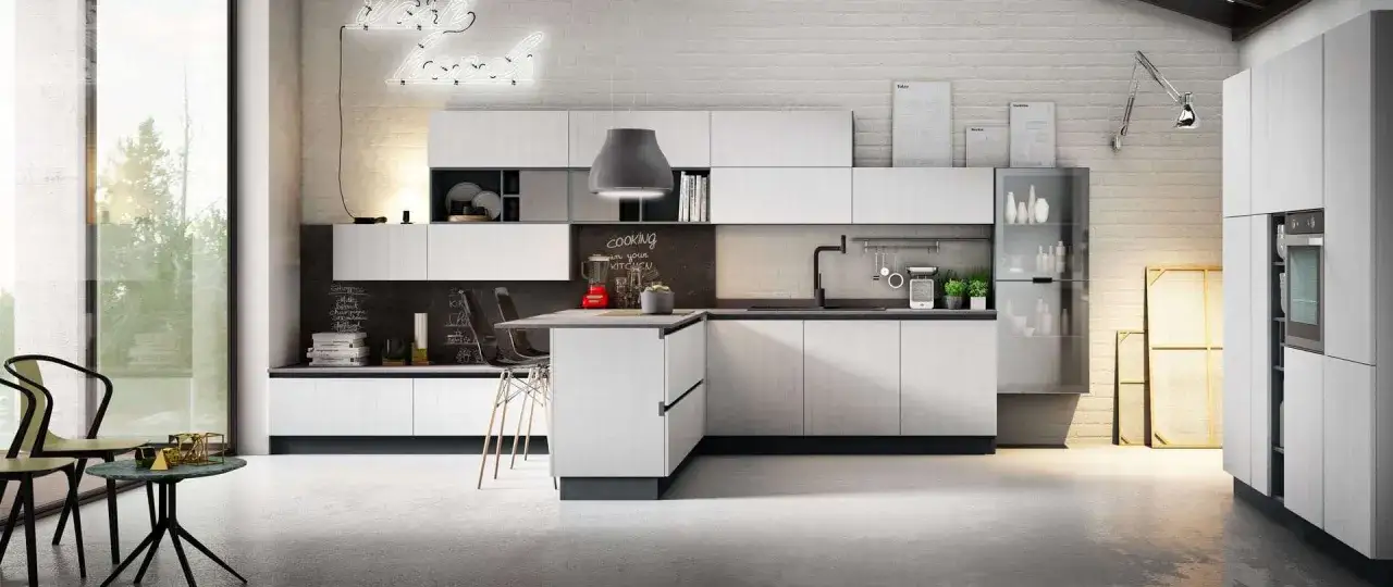 Cucina moderna con isola centrale, pensili bianchi e lavagna. Ottima pittura lavabile cucina, opinioni positive per la pulizia.