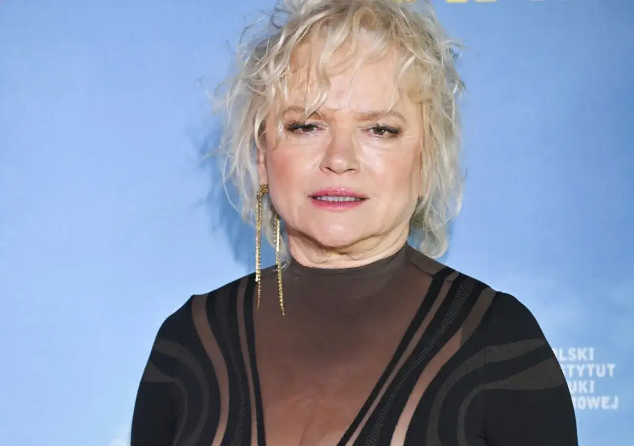 Krystyna Janda z burzą blond włosów i złotymi kolczykami. Czy to ona, dlaczego ikona polskiego kina nie została zaproszona na premierę własnego filmu?