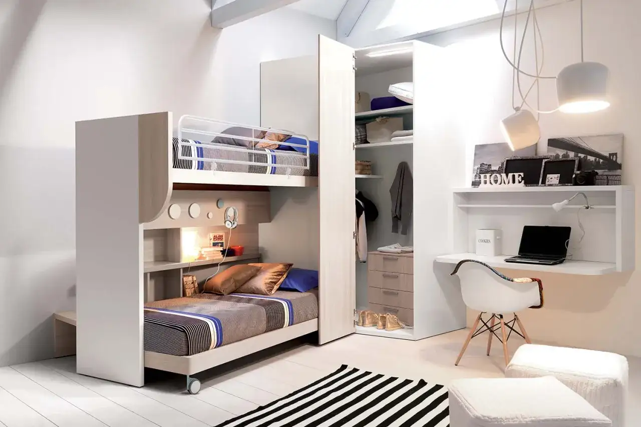 Soluzione salvaspazio per arredare cameretta 6 mq: letto a castello, armadio e scrivania integrati.