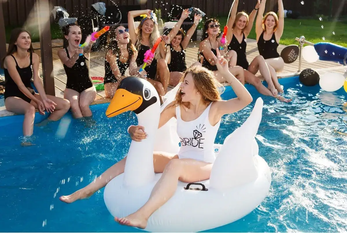 Des amies font la fête dans une piscine, une future mariée sur un cygne gonflable. Une super destination EVJF pas cher pour s'amuser !