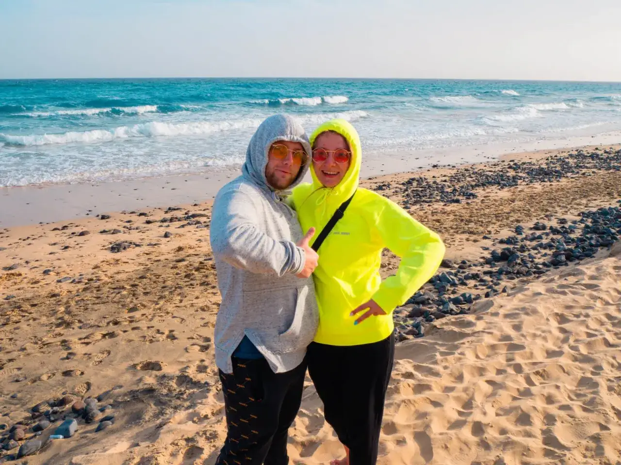 Para na plaży, idealna pogoda na Wyspach Kanaryjskich w styczniu.