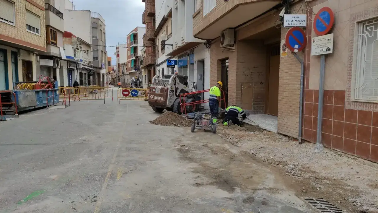 Obras en Albatera. Se&ntilde;ales de tr&aacute;fico y maquinaria pesada indican trabajos en la v&iacute;a p&uacute;blica.