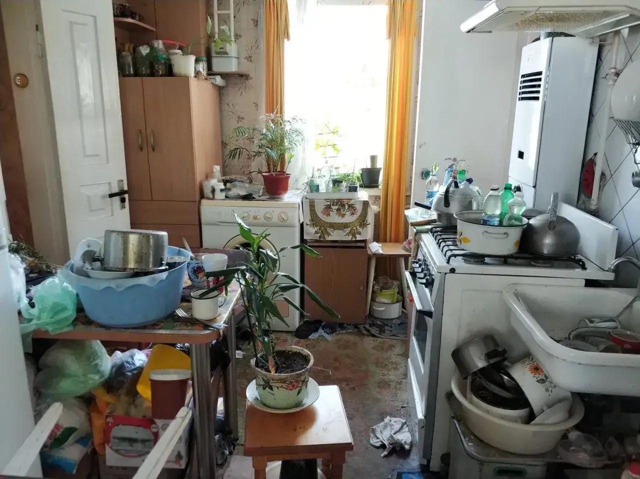 W kuchni panuje bałagan, wszędzie leżą przedmioty. To może być jedna z przyczyn zbieractwa.