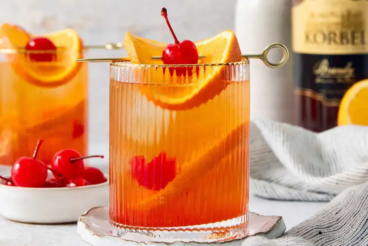 Orzeźwiający drink z brandy, pomarańczą i wiśnią. Idealny do delektowania się w letnie popołudnie.