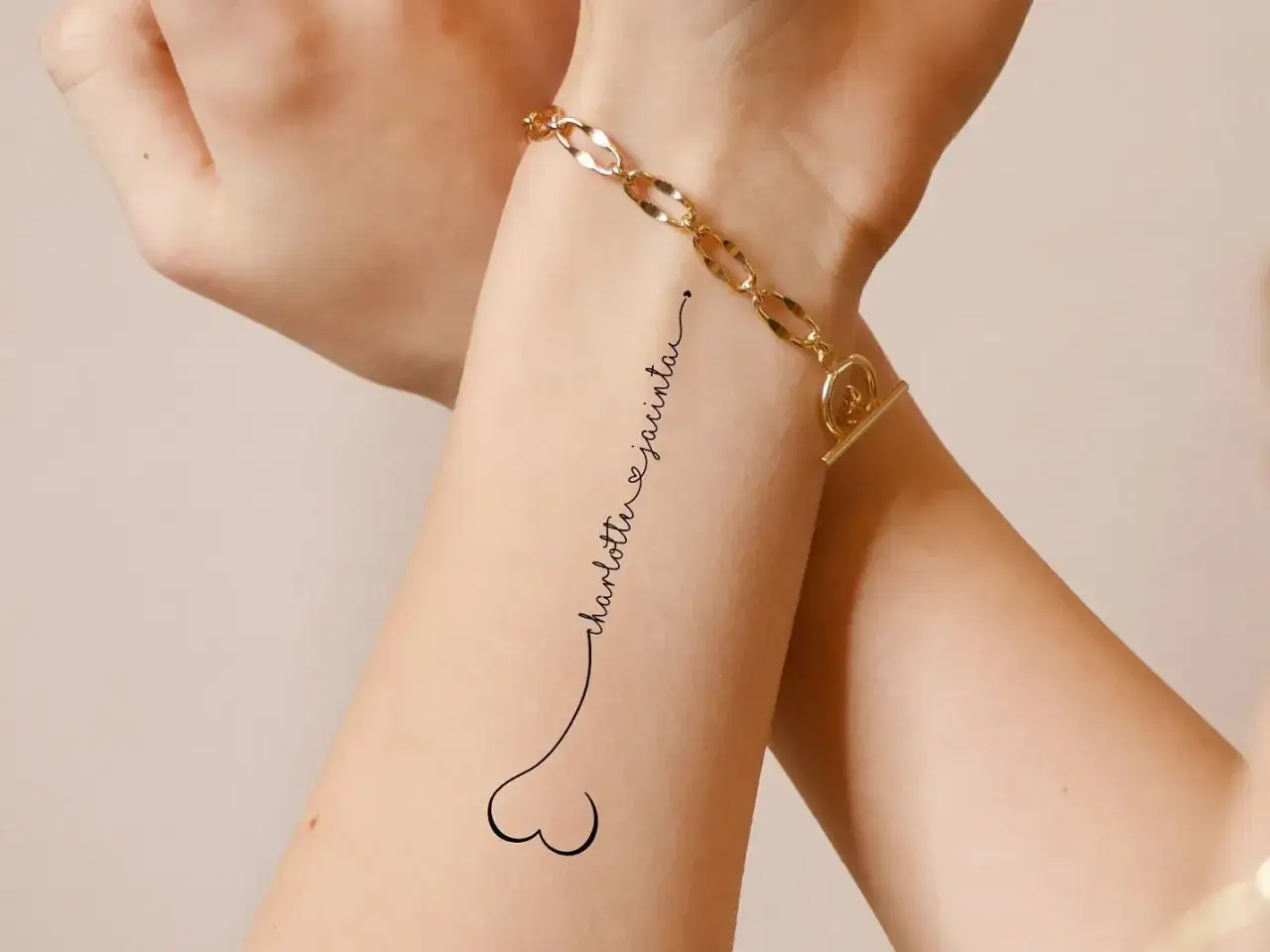 Dezentes Tattoo mit den Namen