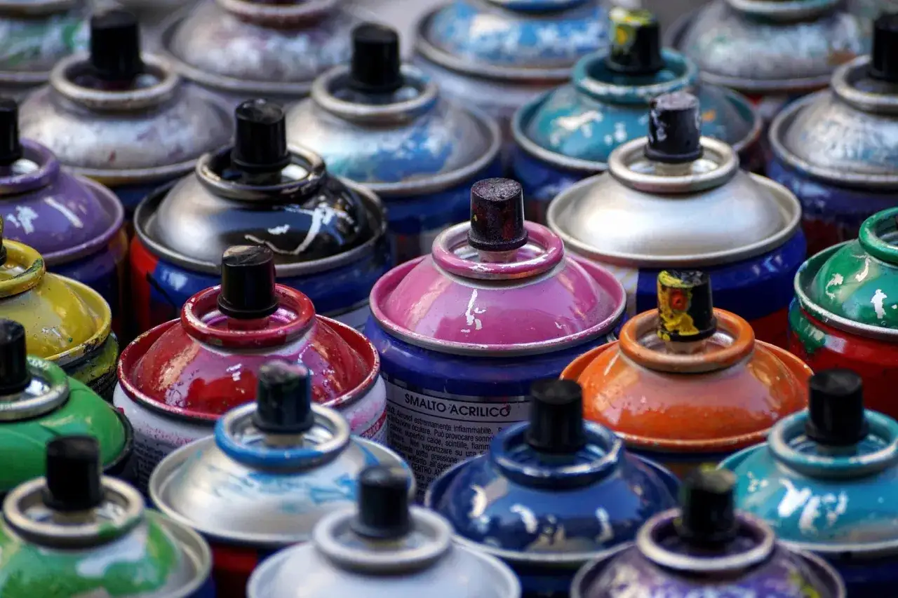 Bombolette spray colorate, pronte per verniciare con bomboletta spray su ferro. Diverse tonalit&agrave; e segni d'uso.
