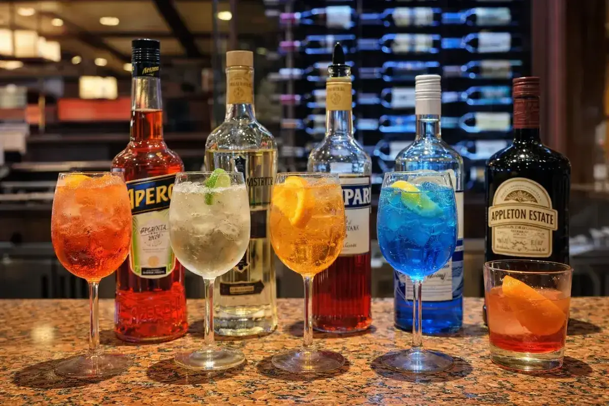 Cocktail colorati e bottiglie di liquori, un assaggio del pacchetto bevande Royal Caribbean per una vacanza indimenticabile.