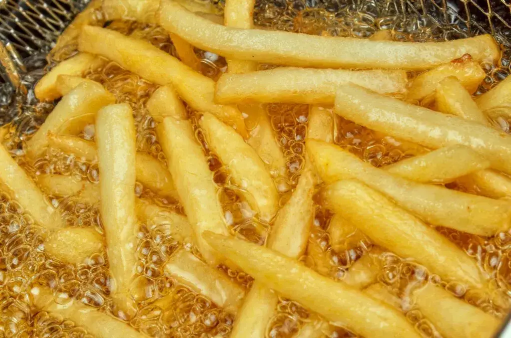 frytki smażone w głębokim oleju