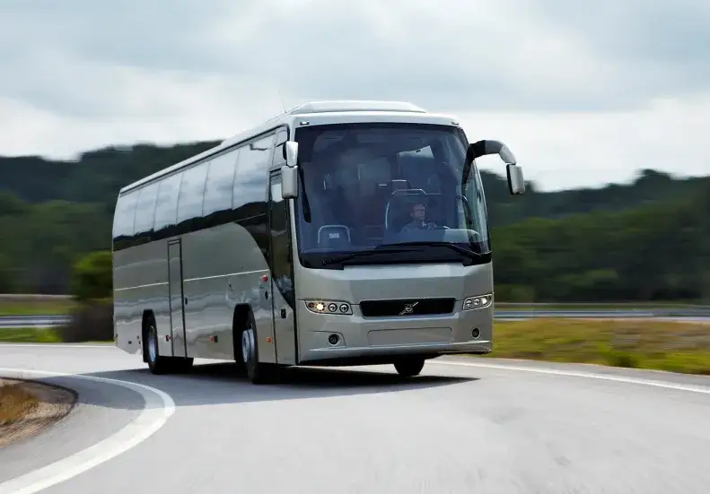 Nowoczesny autokar turystyczny z zewnątrz