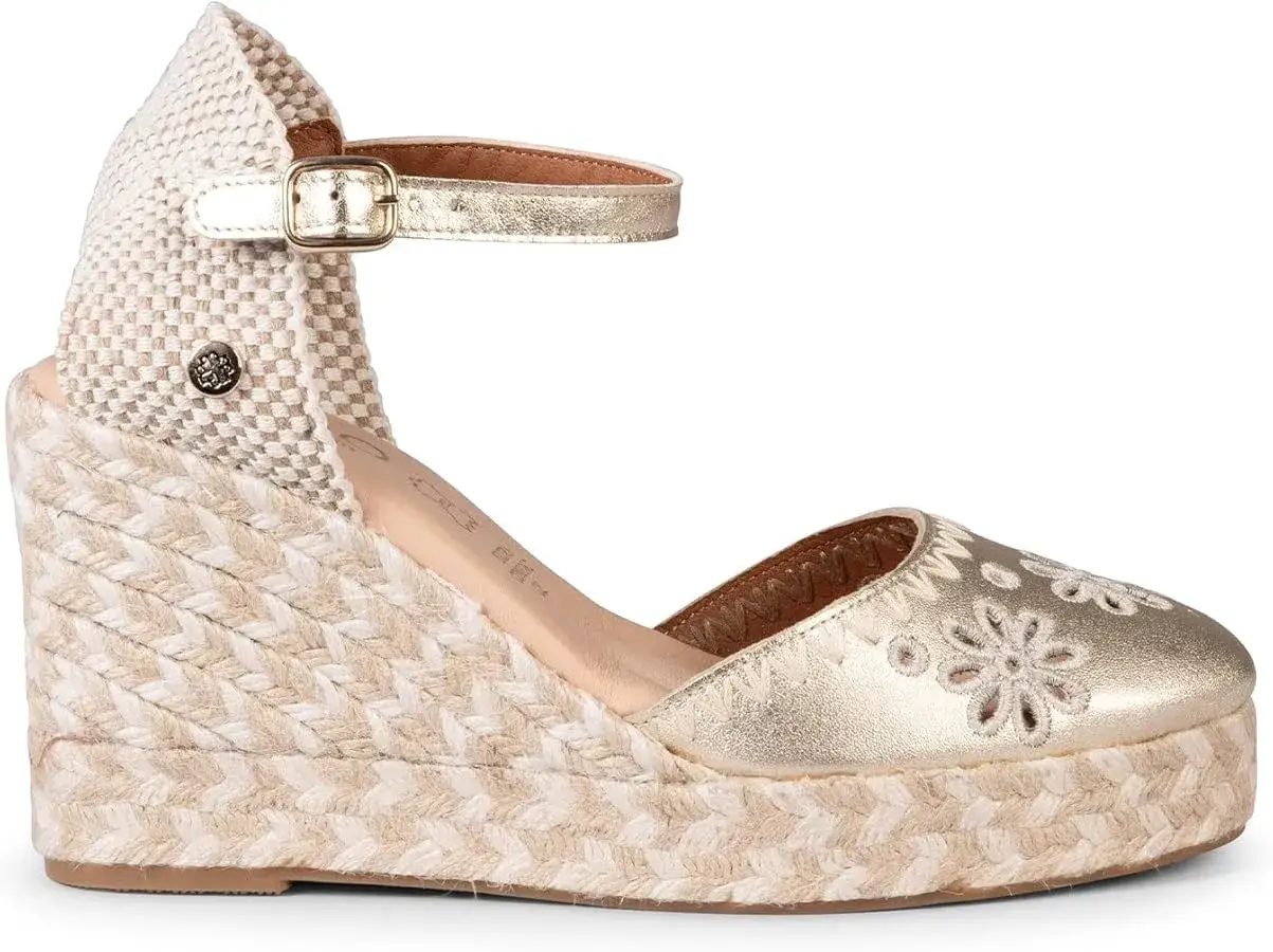 Cu&ntilde;as ibicencas doradas con detalle floral y esparto trenzado. Perfectas para un look veraniego.