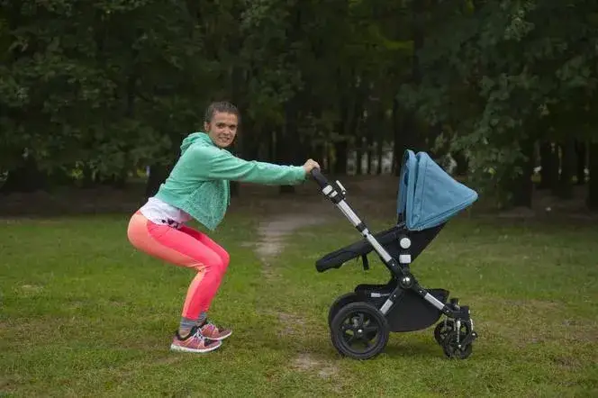 kobieta spacerująca z wózkiem po cesarskim cięciu