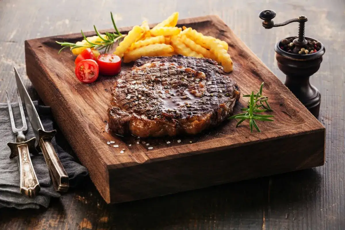 plato de carne a la brasa entrecot solomillo Bar Alex Murcia