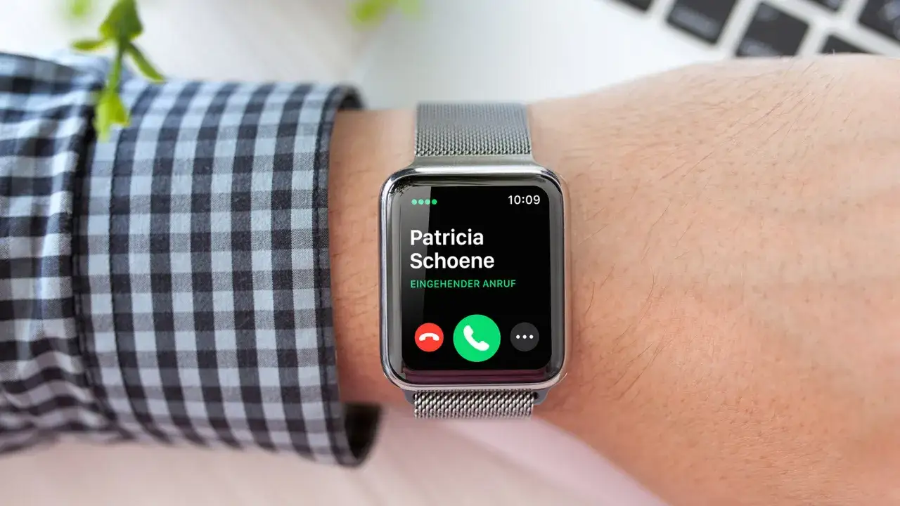 Apple Watch zeigt eingehenden Anruf von Patricia Schoene an. Telefonieren direkt vom Handgelenk ist so einfach.