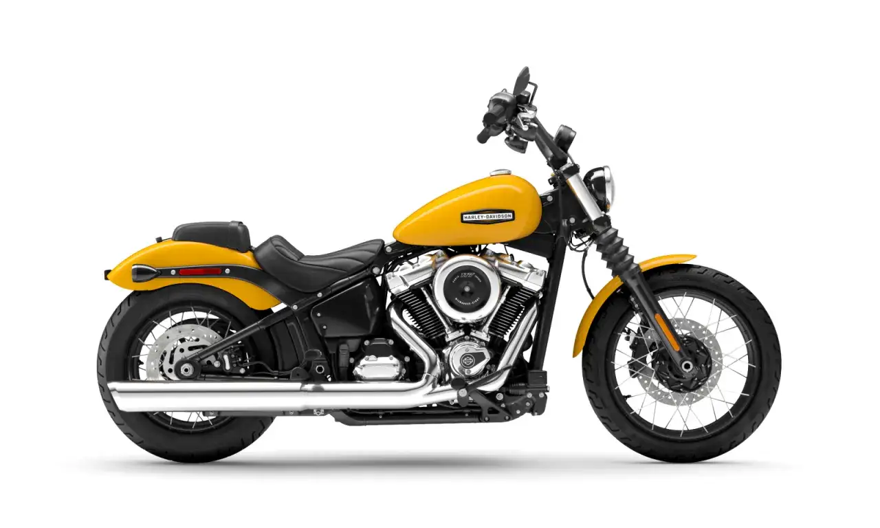 Motocicleta Harley-Davidson amarilla con motor V-Twin cromado. &iexcl;Ideal para tu cotizaci&oacute;n Harley Davidson!