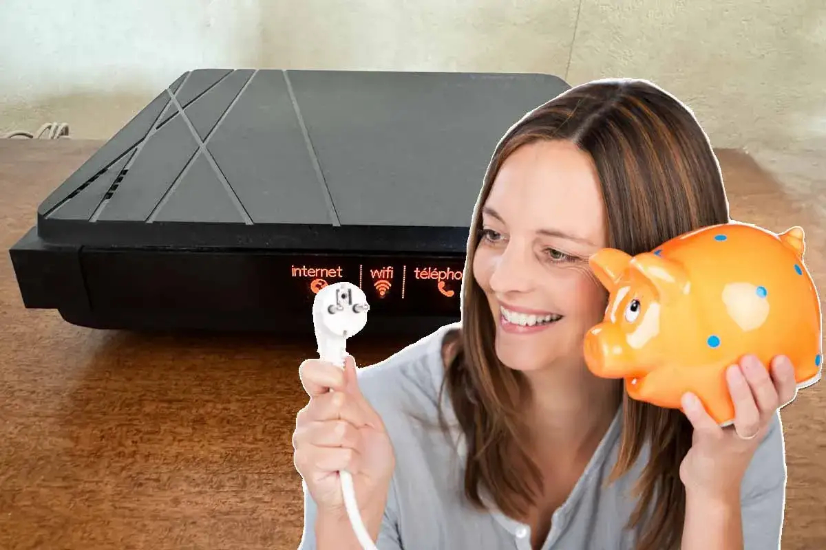 Une femme tient une tirelire cochon et un câble d'alimentation, se demandant : faut-il éteindre la box le soir pour économiser ?