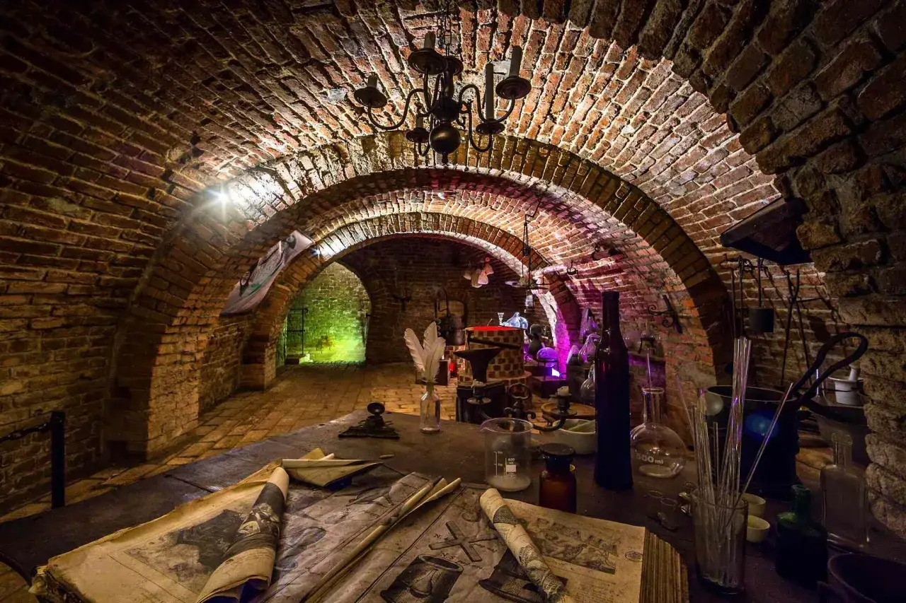 Laboratorium alchemika w piwnicach Brna. Nietypowe atrakcje miasta kryją tajemnice dawnych eksperymentów.