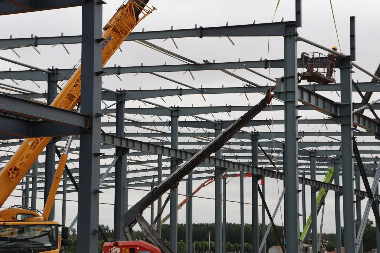 Construcción de un edificio con estructura de acero, mostrando la versatilidad y resistencia del material para que se usa el acero en grandes obras.