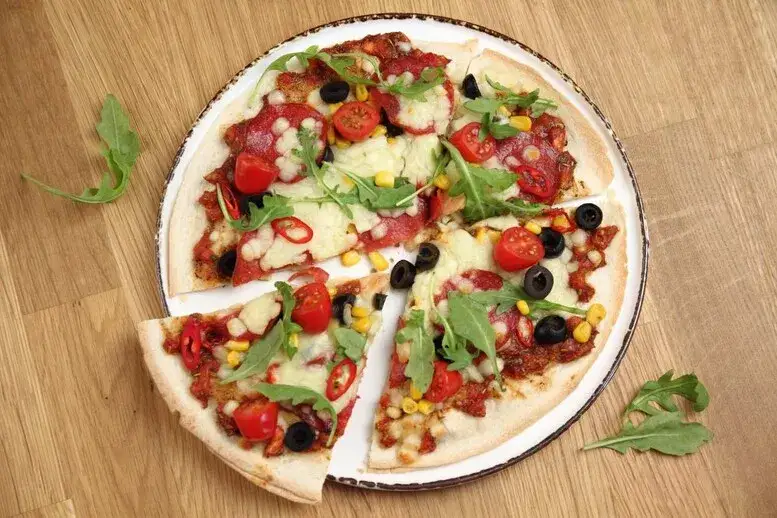 pizza na tortilli z mozzarellą