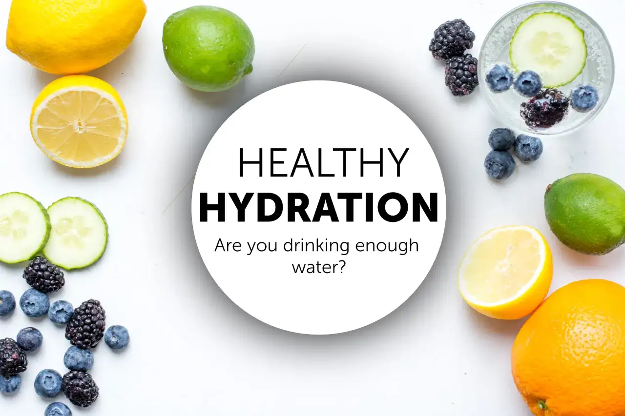 Zdrowa hydracja: cytryny, limonki, jagody i ogórek zachęcają do picia wody, kluczowej dla wody w organizmie.