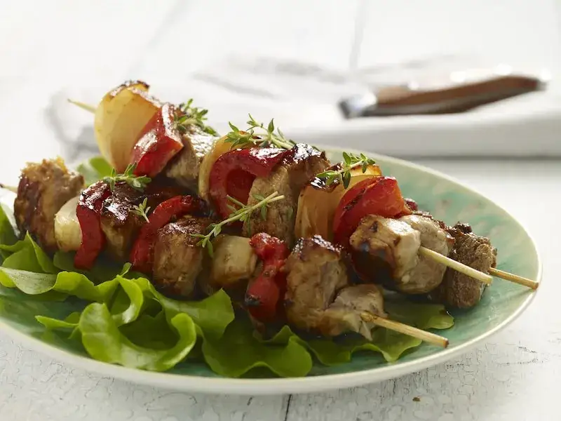 szaszłyki z wątróbki wieprzowej z boczkiem na grillu