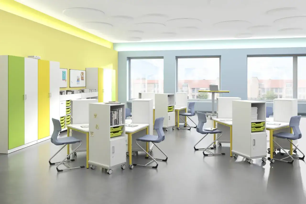 Moderne Lernlandschaft mit flexiblen Arbeitsplätzen und bunten Schränken – eine Schule in der Zukunft, die zum Entdecken einlädt.