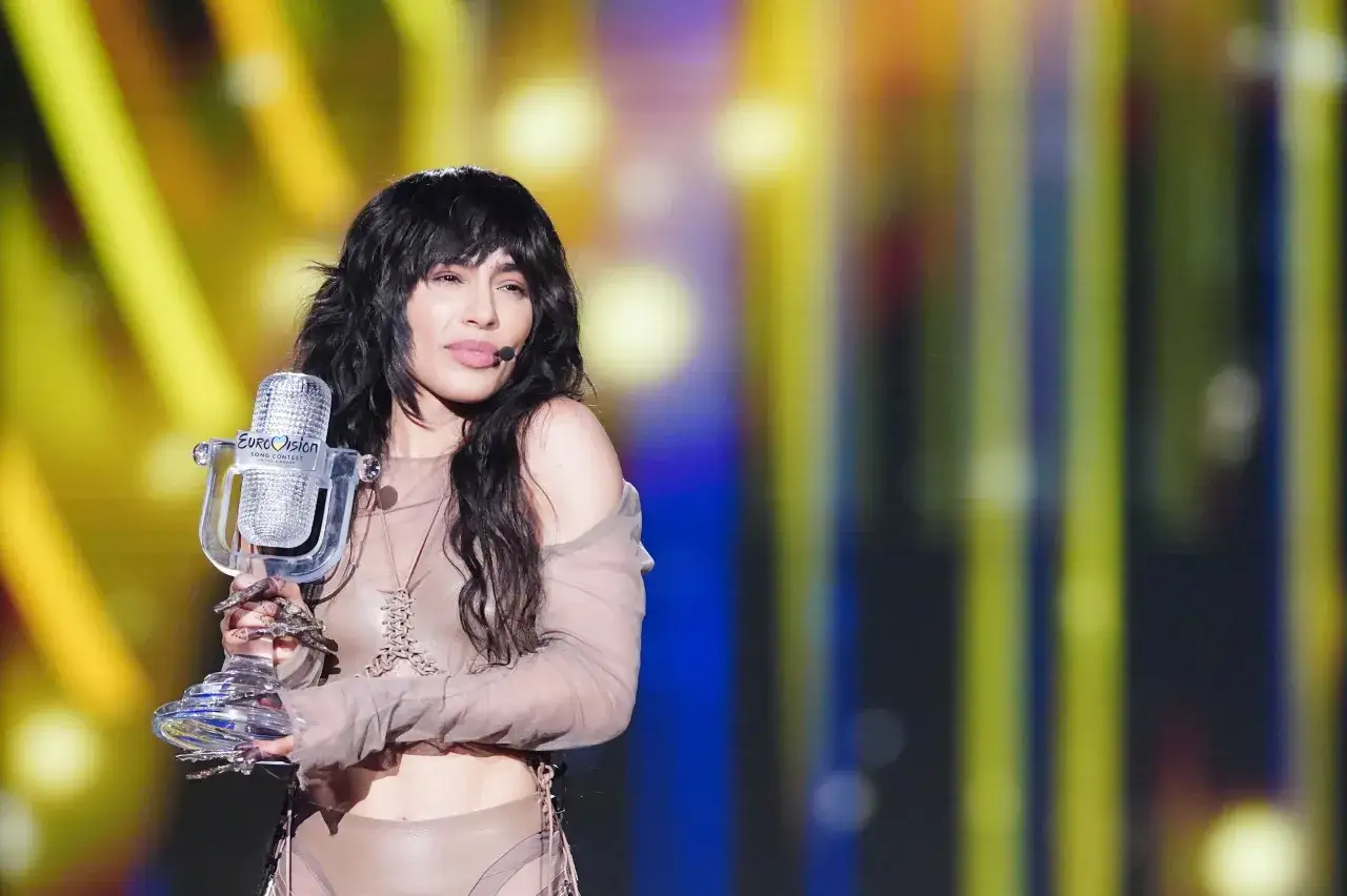 Loreen håller Eurovision-trofén. Hon är en av de artister som tävlar om vilket land som vunnit Eurovision flest gånger.