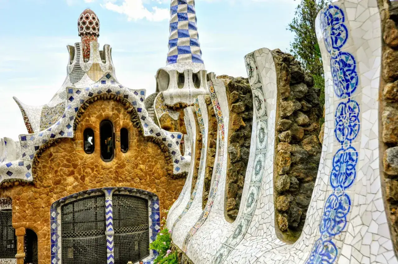 Kolorowe mozaiki Parku Güell w Barcelonie w listopadzie. Fantazyjne budowle i ławki zachwycają.
