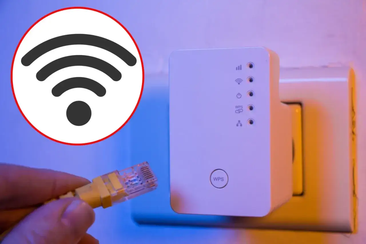 Biały wzmacniacz internetu podłączony do gniazdka, obok symbol Wi-Fi i kabel Ethernet.