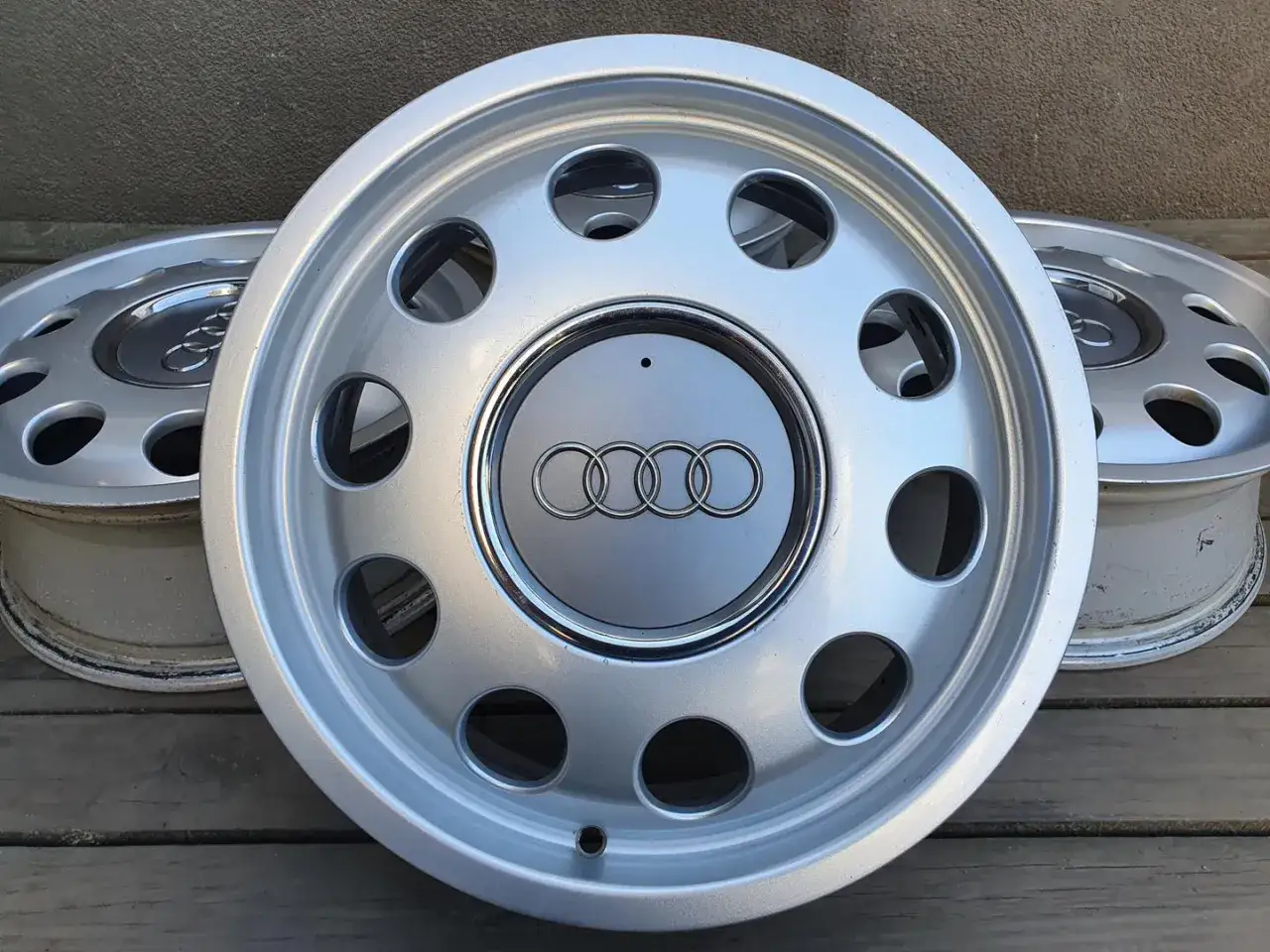 Srebrne felgi do Audi A2 z logo marki. Idealne do dopasowania rozmiaru opon.