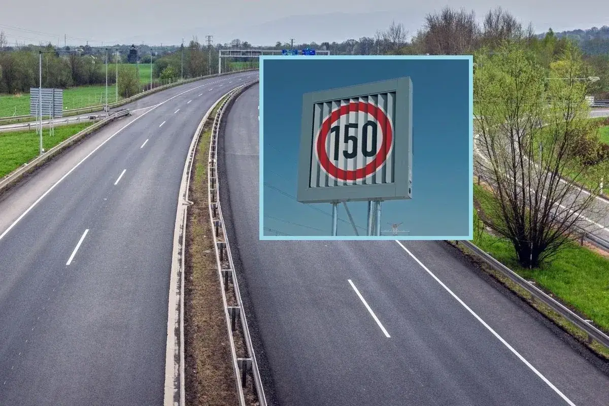 Znak ograniczenia prędkości 150 km/h na autostradzie w Czechach. Pusta droga, zielone pobocza i błękitne niebo.