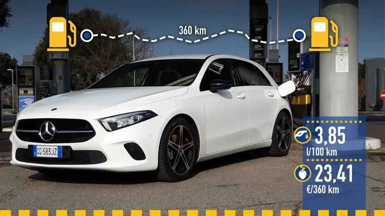 Mercedes Clase A 180 gasolina en gasolinera, mostrando consumo de 3,85 l/100 km y coste de 23,41 &euro;/360 km.