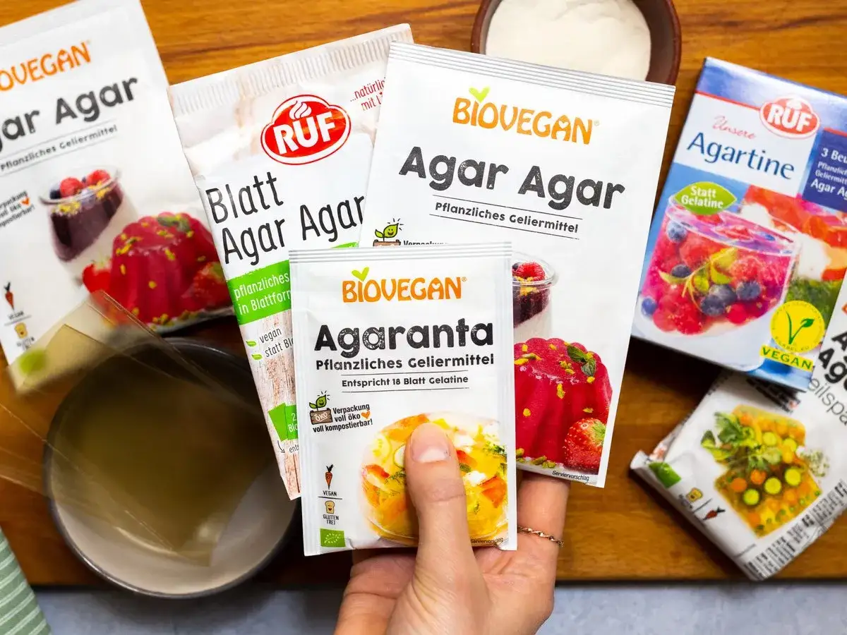 Verschiedene Agar-Agar-Produkte als pflanzliche Geliermittel-Alternativen. Hier finden Sie Agar Agar, Agaranta und Agartine.