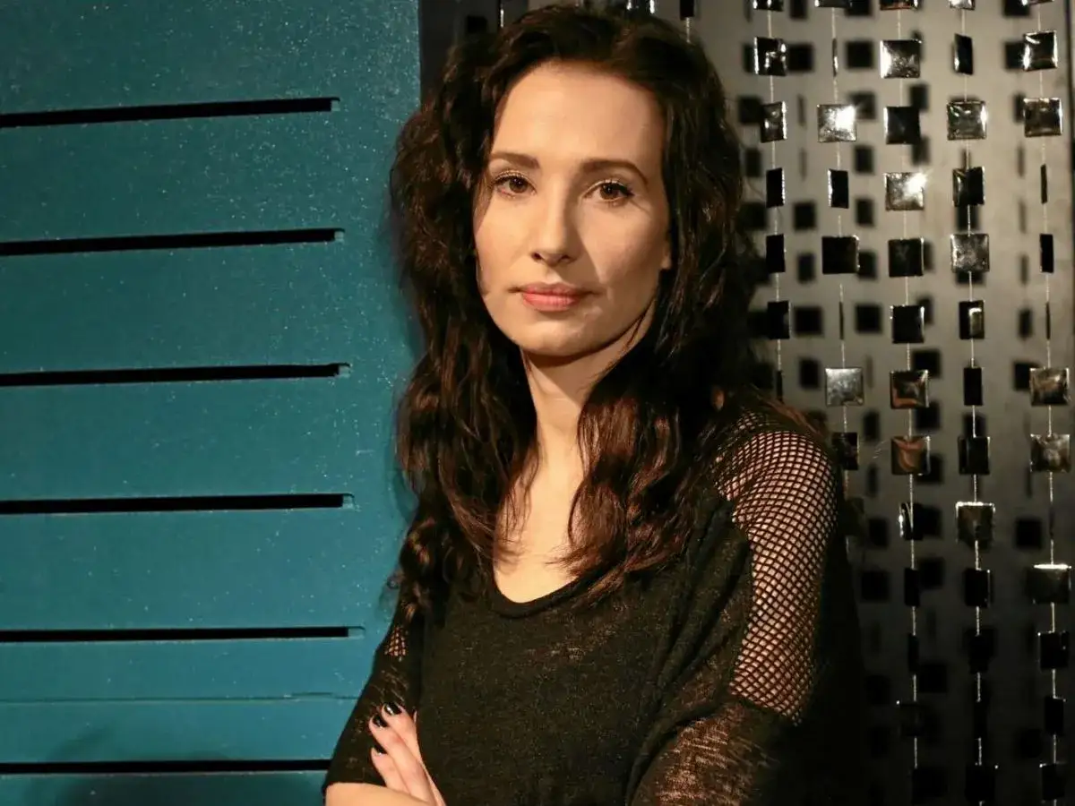 Aleksandra Popławska, znana z wielu filmów, seriali i programów, prezentuje się w stylowej stylizacji.