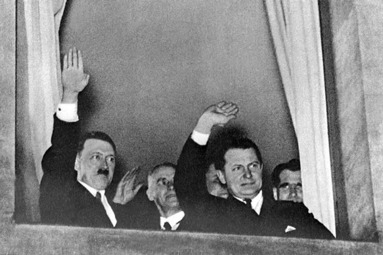 Am 30. Januar 1933 gr&uuml;&szlig;en Hitler und andere M&auml;nner vom Fenster aus.