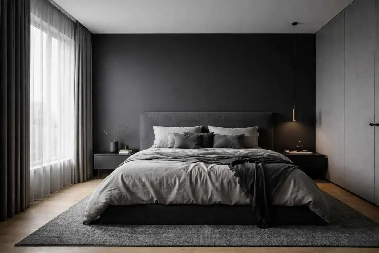 Une chambre grise cocooning avec un grand lit douillet, des rideaux &eacute;pais et une lumi&egrave;re tamis&eacute;e. Parfait pour se d&eacute;tendre.