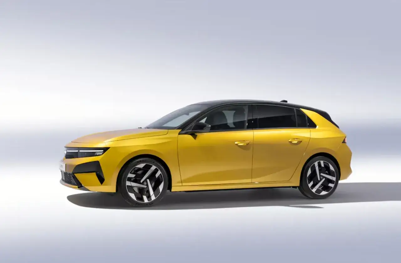 Nowy Vauxhall Astra w kolorze żółtym, z czarnym dachem i felgami, prezentuje nowoczesny design.